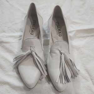 Handmade ITALIAN loafers.  Size 37 1/2.  Cream With Tassels